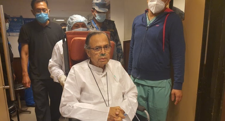 थप उपचारका लागि बुधबार दिल्ली प्रस्थान गर्नुअघि राजधानीको नर्भिक अस्पतालमा झलनाथ खनाल। फाइल तस्बिर।